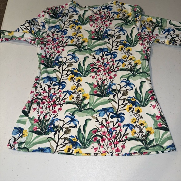 J. McLaughlin Signature Tee Catalina Cloth Top Floral  Nature Size Small - Picture 9 of 10